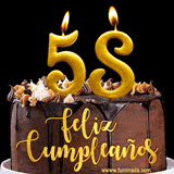 GIF de un pastel de chocolate con decoración de crema, velas doradas con el número 58 encendido, y un fondo negro elegante y cálido.