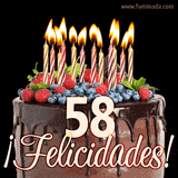 Animación de un pastel de chocolate decorado con frutas, velas encendidas y el número 58, acompañado de la palabra '¡Felicidades!' en elegante tipografía.