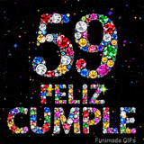 Un fondo oscuro con estrellas coloridas exhibe al número 59 y el texto FELIZ CUMPLE, los cuales consisten en brillantes piedras preciosas.