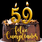 GIF de un pastel de chocolate con decoración de crema, velas doradas con el número 59 encendido, y un fondo negro elegante y cálido.
