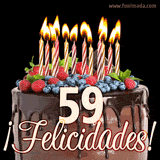 Animación de un pastel de chocolate decorado con frutas, velas encendidas y el número 59, acompañado de la palabra '¡Felicidades!' en elegante tipografía.