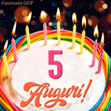 Un'animazione celebrativa di una torta di compleanno per i 5 anni, Le fiamme delle candeline tremolano e delle scintille brillano intorno, creando un'atmosfera festosa e magica.