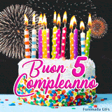 GIF con torta di compleanno per i 5 anni, caratterizzata da scritte rosa, candele animate e uno sfondo scuro illuminato da spettacolari fuochi d'artificio.
