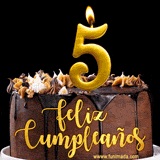 GIF de un pastel de chocolate con decoración de crema, velas doradas con el número 5 encendido, y un fondo negro elegante y cálido.