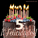 Animación de un pastel de chocolate decorado con frutas, velas encendidas y el número 5, acompañado de la palabra '¡Felicidades!' en elegante tipografía.