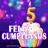 GIF animado de un cupcake decorado con confites, dos velas doradas encendidas formando el número 5, sobre un fondo púrpura brillante con destellos.