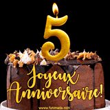GIF animé pour un 5e anniversaire avec une élégante gâteau au chocolat, des bougies dorées formant le chiffre 5 et le texte 'Joyeux Anniversaire!' en écriture dorée.