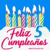 Animación de un pastel decorado con velas coloridas y encendidas, el número 5 destacado en azul y la frase 'Feliz cumpleaños' en letras estilizadas.