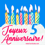 GIF animé joyeux anniversaire pour 5 ans avec des bougies colorées allumées, un fond bleu vif et le texte 'Joyeux Anniversaire 5!' en écriture élégante.