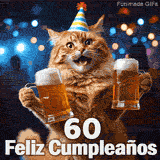 Gato atigrado con la boca bien abierta agarrando dos cervezas espumosas. Lleva un cono de celebración y el texto es 60 Feliz Cumpleaños.