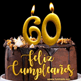 GIF de un pastel de chocolate con decoración de crema, velas doradas con el número 60 encendido, y un fondo negro elegante y cálido.