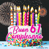 GIF buon compleanno 61 anni con torta decorata, candeline animate e scintille pirotecniche che illuminano la scritta rosa.