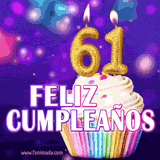 GIF animado de un cupcake decorado con confites, dos velas doradas encendidas formando el número 61, sobre un fondo púrpura brillante con destellos.