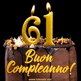 GIF animato con una torta al cioccolato decorata con crema, dettagli dorati e due candele accese che formano il numero 61. Messaggio 'Buon Compleanno' in scritta elegante.