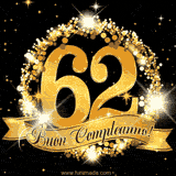 Il numero 62 è circondato da un anello dorato brillante, accompagnato da un nastro elegante con la scritta 'Buon Compleanno!' su uno sfondo scuro.