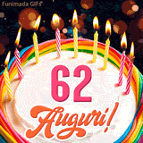 Un'animazione celebrativa di una torta di compleanno per i 62 anni, Le fiamme delle candeline tremolano e delle scintille brillano intorno, creando un'atmosfera festosa e magica.