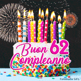 Immagine animata per i 62 anni: GIF di una torta con coriandoli colorati, glassa bianca e luci celebrative su sfondo nero.
