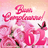 Immagine animata per i 62 anni: GIF di rose rosa, farfalla in volo e luci celebrative su sfondo sfumato con scritte di buon compleanno.