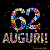 Il numero 62 e la scritta Auguri creati con gioielli brillanti di diverse tonalità su un fondo nero animato da piccole scintille di luce.