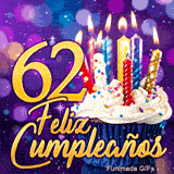 GIF de cumpleaños 62 años presentando un lindo pastelito con velas relucientes y el número 62 en oro sobre fondo morado.