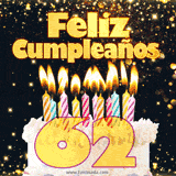 GIF animado de un pastel decorado con velas de colores, con el número 62 resaltado y un fondo brillante que transmite celebración.