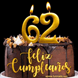 GIF de un pastel de chocolate con decoración de crema, velas doradas con el número 62 encendido, y un fondo negro elegante y cálido.