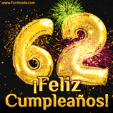 GIF animado con globos dorados en forma del número 62, acompañado de fuegos artificiales de colores y la frase '¡Feliz cumpleaños!' en letras vibrantes.