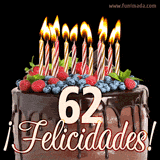 Animación de un pastel de chocolate decorado con frutas, velas encendidas y el número 62, acompañado de la palabra '¡Felicidades!' en elegante tipografía.