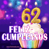 GIF animado de un cupcake decorado con confites, dos velas doradas encendidas formando el número 62, sobre un fondo púrpura brillante con destellos.