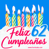 Animación de un pastel decorado con velas coloridas y encendidas, el número 62 destacado en azul y la frase 'Feliz cumpleaños' en letras estilizadas.