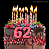 GIF animé pour un 62e anniversaire avec un somptueux gâteau au chocolat décoré de baies fraîches, des bougies allumées et le texte '62 Bonne Fête!' en rouge.