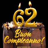 GIF animato con una torta al cioccolato decorata con crema, dettagli dorati e due candele accese che formano il numero 62. Messaggio 'Buon Compleanno' in scritta elegante.