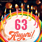 Un'animazione celebrativa di una torta di compleanno per i 63 anni, Le fiamme delle candeline tremolano e delle scintille brillano intorno, creando un'atmosfera festosa e magica.