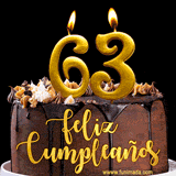 GIF de un pastel de chocolate con decoración de crema, velas doradas con el número 63 encendido, y un fondo negro elegante y cálido.