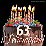 Animación de un pastel de chocolate decorado con frutas, velas encendidas y el número 63, acompañado de la palabra '¡Felicidades!' en elegante tipografía.