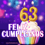 GIF animado de un cupcake decorado con confites, dos velas doradas encendidas formando el número 63, sobre un fondo púrpura brillante con destellos.