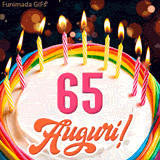 Un'animazione celebrativa di una torta di compleanno per i 65 anni, Le fiamme delle candeline tremolano e delle scintille brillano intorno, creando un'atmosfera festosa e magica.