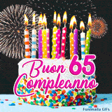 Animazione GIF per i 65 anni: torta di compleanno, scritte rosa e uno sfondo animato di fuochi d'artificio scintillanti dorati.