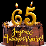 GIF animé pour un 65e anniversaire avec une élégante gâteau au chocolat, des bougies dorées formant le chiffre 65 et le texte 'Joyeux Anniversaire!' en écriture dorée.