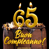 GIF animato con una torta al cioccolato decorata con crema, dettagli dorati e due candele accese che formano il numero 65. Messaggio 'Buon Compleanno' in scritta elegante.