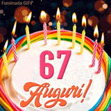 Un'animazione celebrativa di una torta di compleanno per i 67 anni, Le fiamme delle candeline tremolano e delle scintille brillano intorno, creando un'atmosfera festosa e magica.