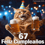 Felino de pelo naranja con la boca abierta agarrando jarras de cerveza llenas. Lleva un gorro de fiesta y se lee el 67 Feliz Cumpleaños.