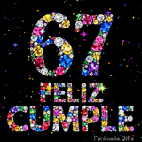 Diseño de fondo negro con pequeñas luces estelares que exhibe el número 67 y la frase FELIZ CUMPLE delineados mediante diamantes coloridos.