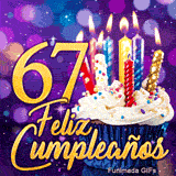 GIF de Feliz Cumpleaños 67 años mostrando un pastelito con velas encendidas y el número 67 en oro sobre fondo violeta.