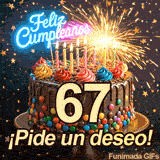 La cifra 67 dorada adorna una tarta apetitosa. Las chispas de luz y las estrellas descendentes resaltan junto al texto luminoso Feliz Cumpleaños.