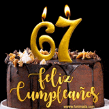 GIF de un pastel de chocolate con decoración de crema, velas doradas con el número 67 encendido, y un fondo negro elegante y cálido.