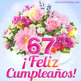 GIF de un colorido ramo de flores rosas, lilas y blancas, con el número 67 destacado en rosa y el mensaje '¡Feliz cumpleaños!' en un estilo encantador.