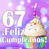 Animación de un cupcake con cobertura blanca, confites de colores, una vela encendida y el número 67 en grande sobre un fondo púrpura con luces brillantes.