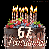 Animación de un pastel de chocolate decorado con frutas, velas encendidas y el número 67, acompañado de la palabra '¡Felicidades!' en elegante tipografía.