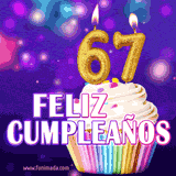 GIF animado de un cupcake decorado con confites, dos velas doradas encendidas formando el número 67, sobre un fondo púrpura brillante con destellos.
